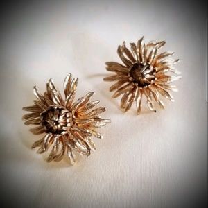 Vintage Corocraft flower earrings clip gold